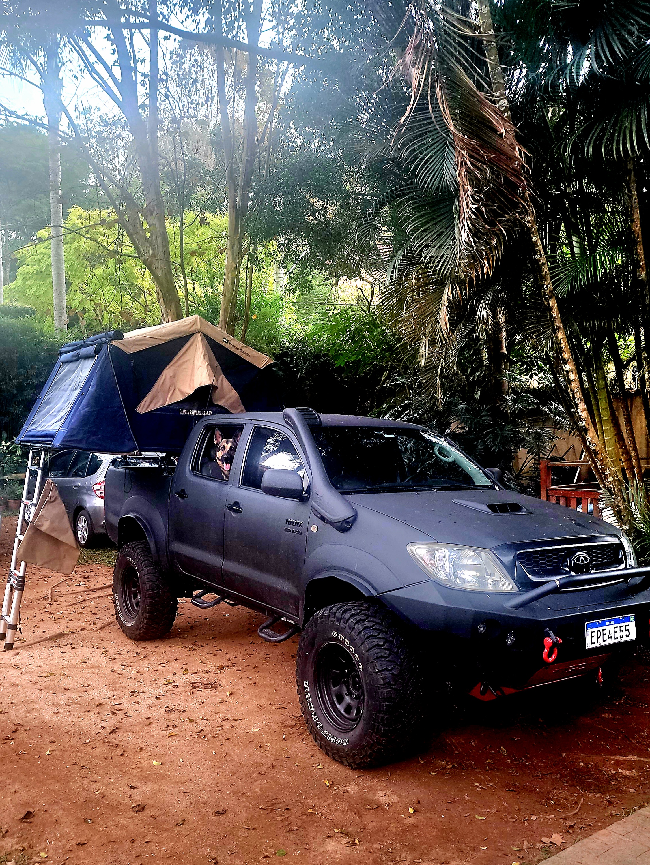 Toyota Hilux 3.0 2009 equipada com barraca de teto em configuração overland