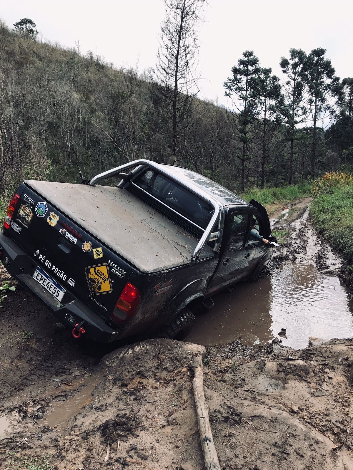 Toyota Hilux 3.0 2009 em trecho de lama