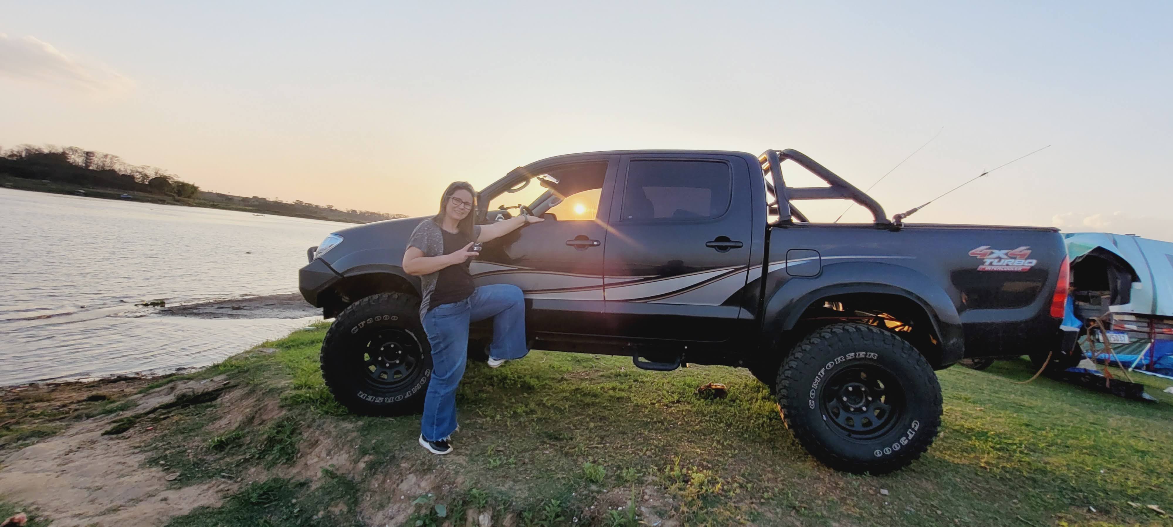 Toyota Hilux 3.0 2009 ao pôr do sol, à beira d'água