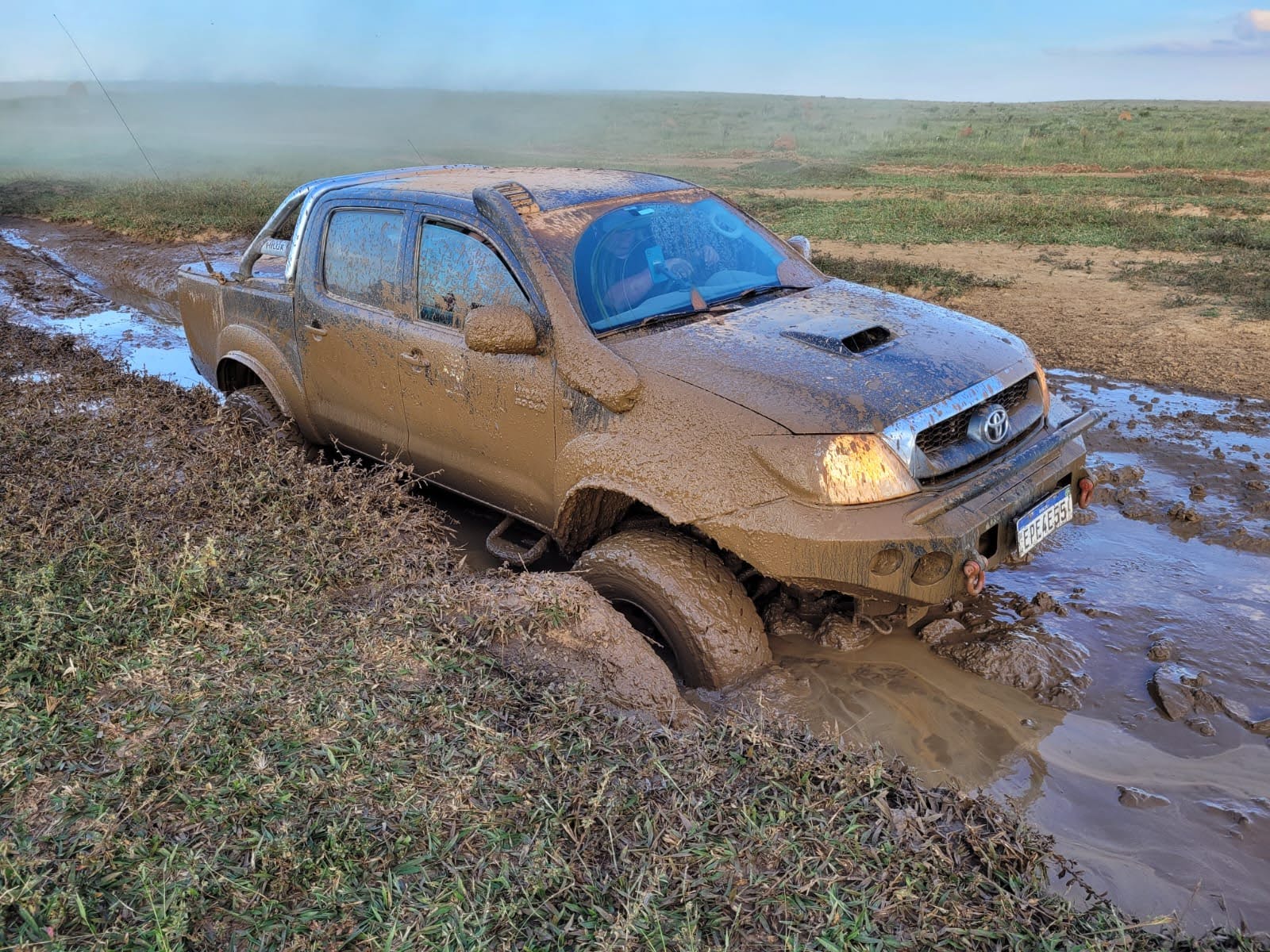 Toyota Hilux 3.0 2009 em expedição por cenário de areia e água