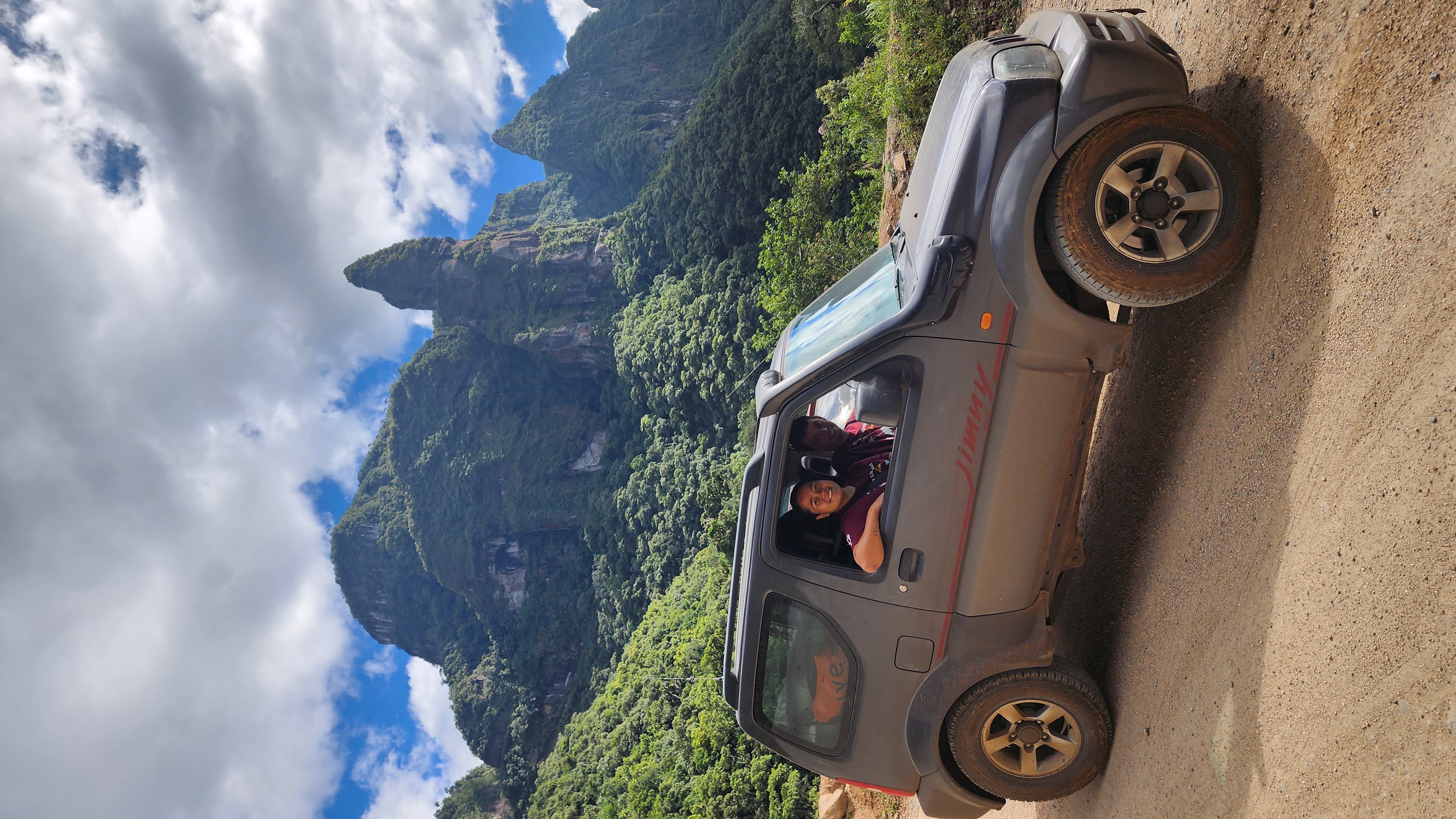 Pessoas acampando em expedição com o Jimny