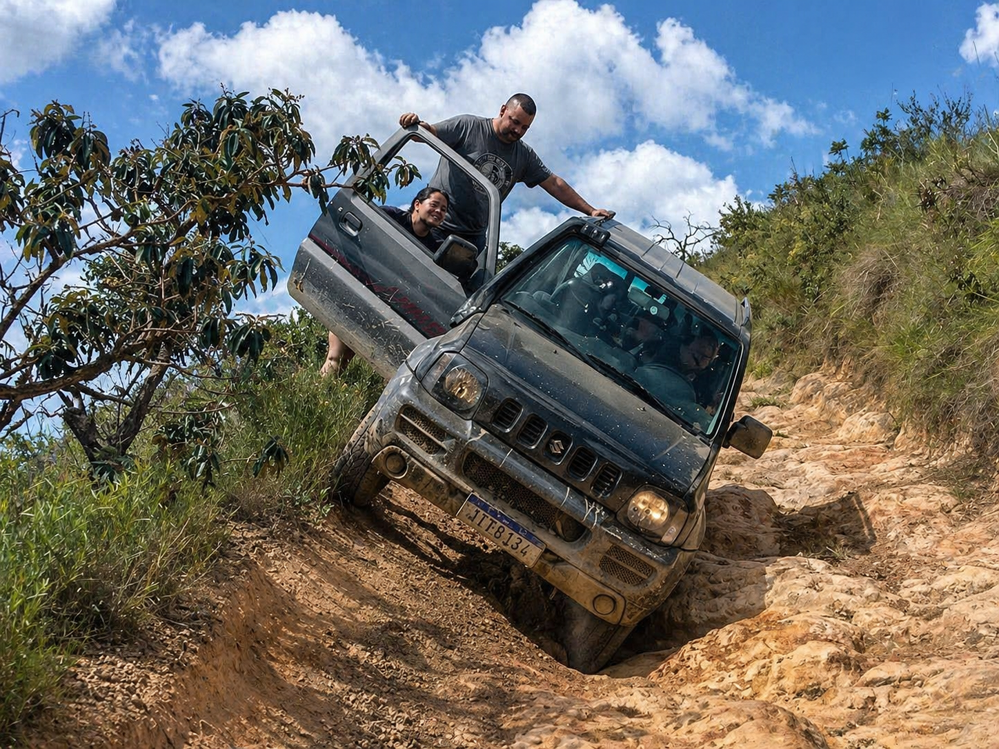 Suzuki Jimny em trecho off-road na floresta