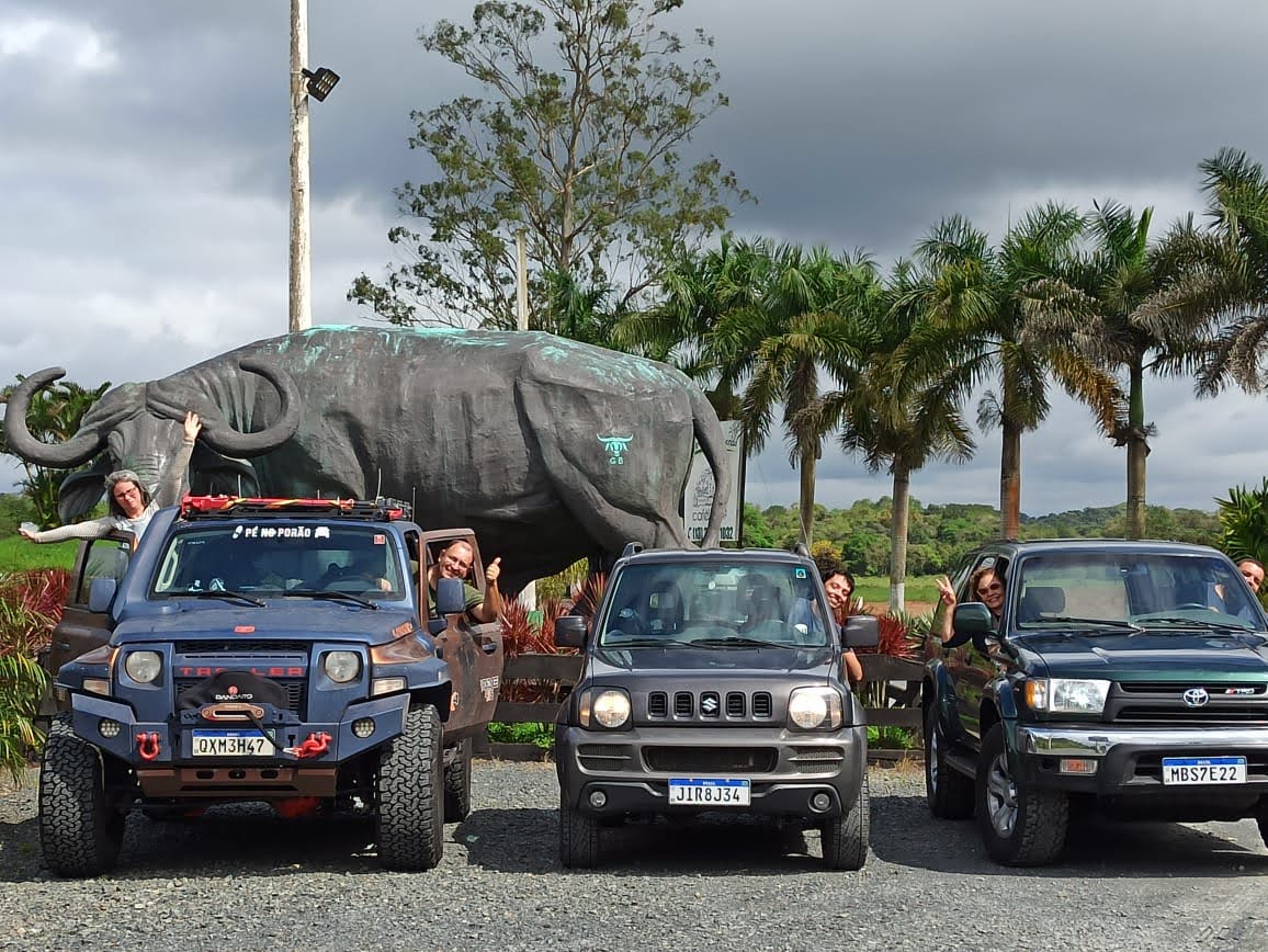 Suzuki Jimny ao pôr do sol em expedição