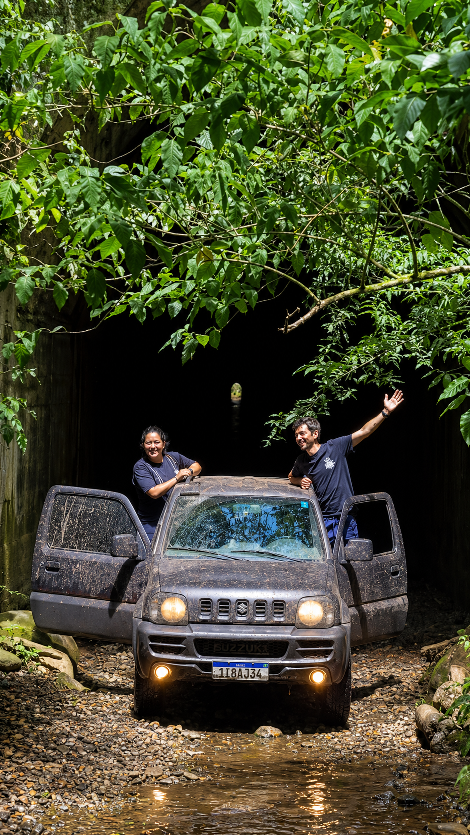 Equipe ao lado do Suzuki Jimny em evento off-road