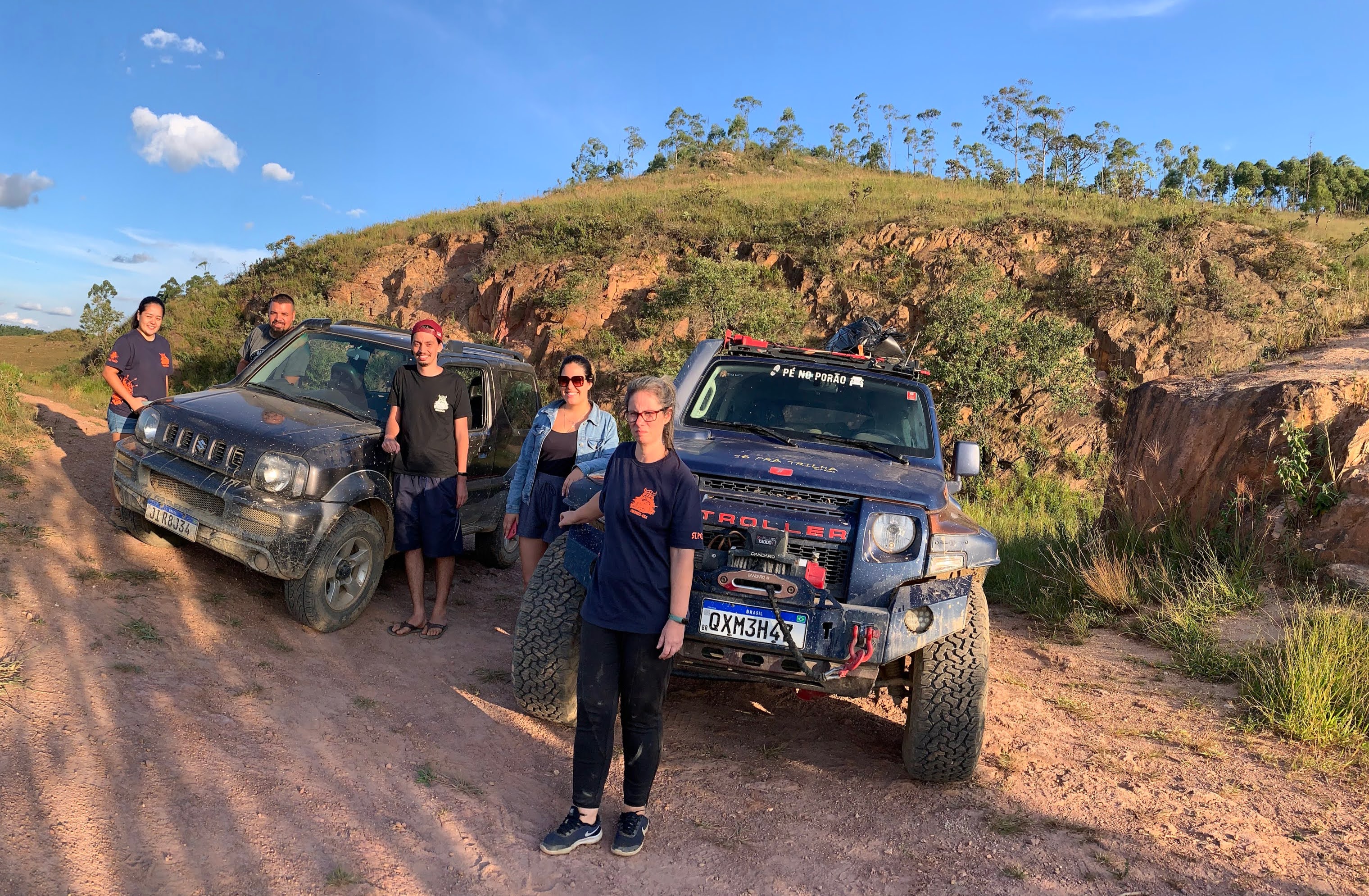 Equipe ao lado do Jimny e do Troller em dia de trilha