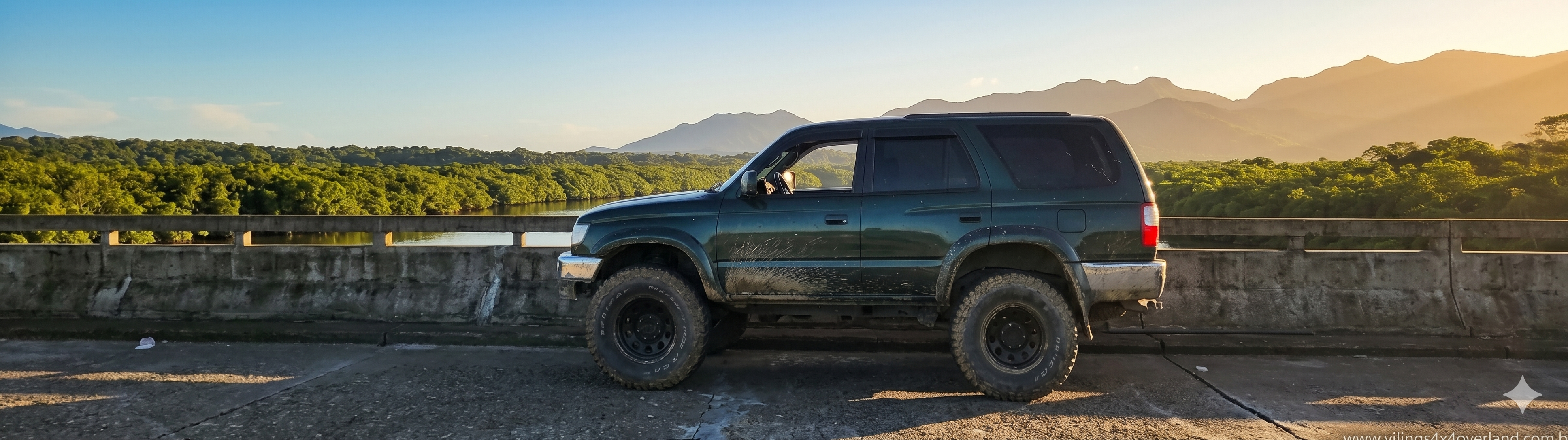 Toyota Hilux SW4 Hulk em vista lateral, ao pôr do sol, sobre uma ponte