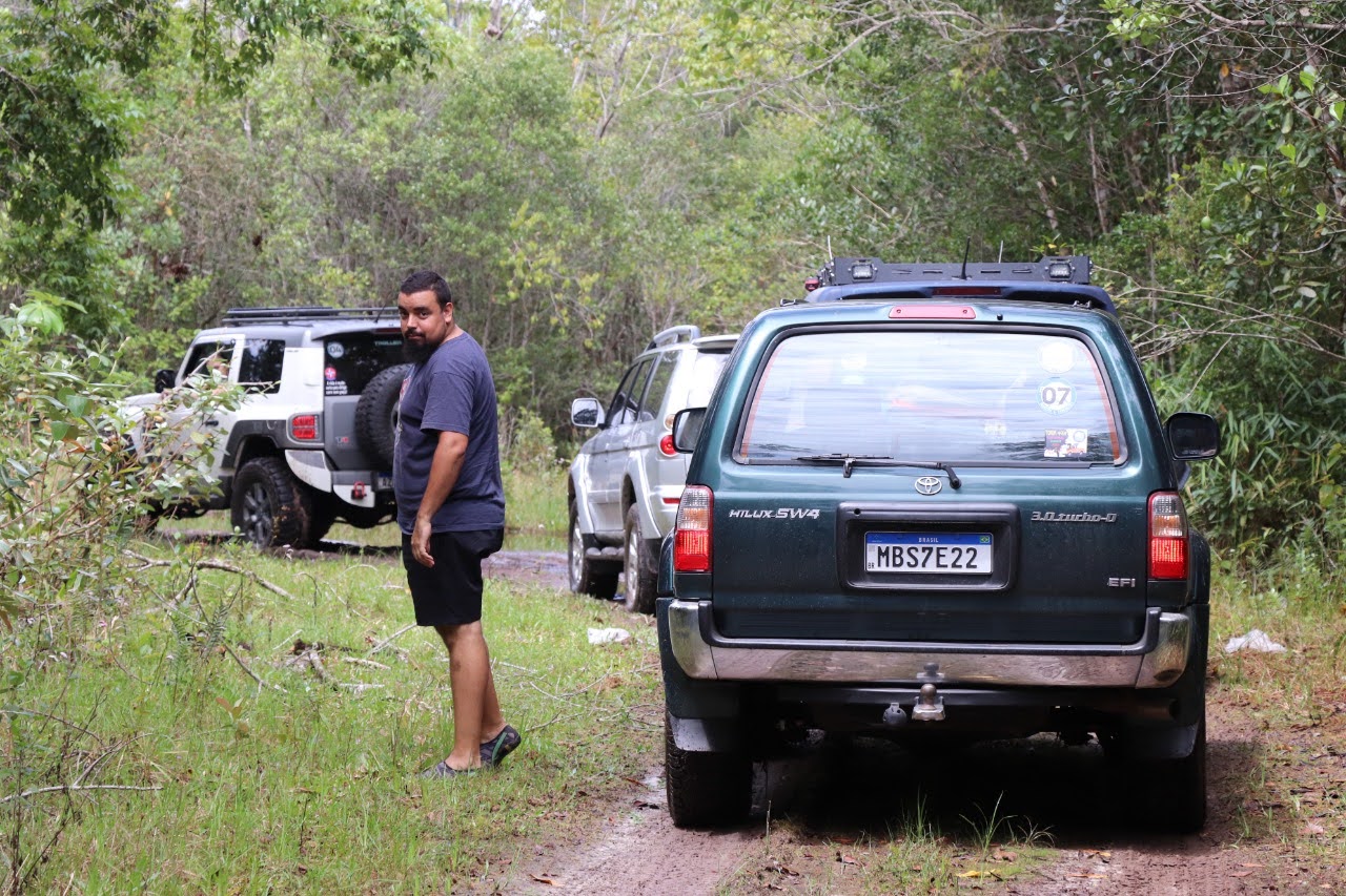 Toyota Hilux SW4 Hulk em trilha com outras viaturas ao fundo