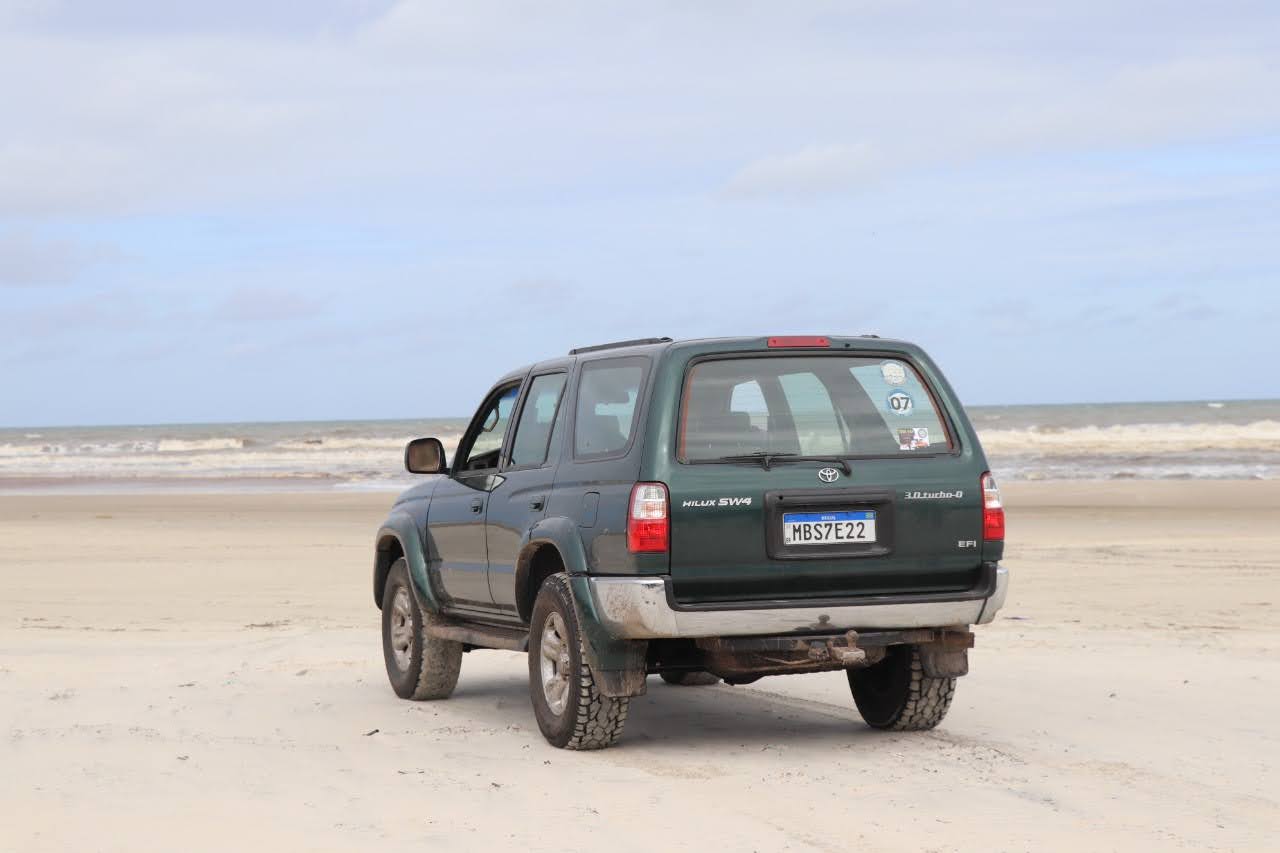 Toyota Hilux SW4 Hulk estacionada na praia