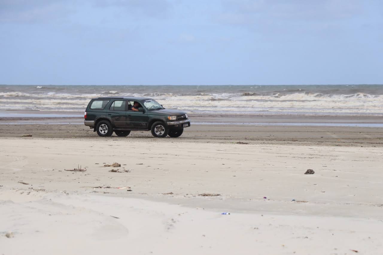Toyota Hilux SW4 Hulk em deslocamento pela praia