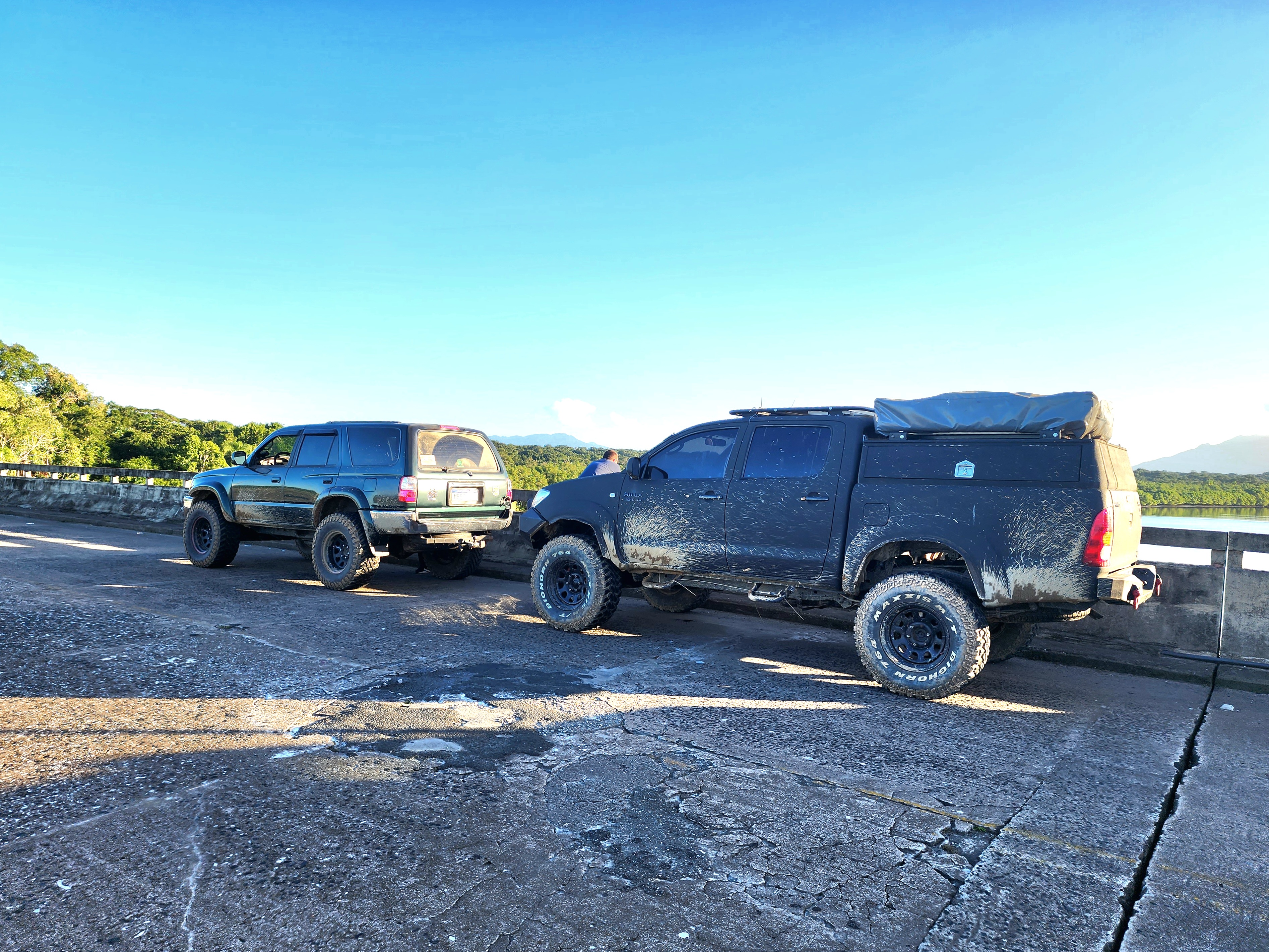 Toyota Hilux SW4 Hulk ao lado de outras viaturas em encontro do grupo