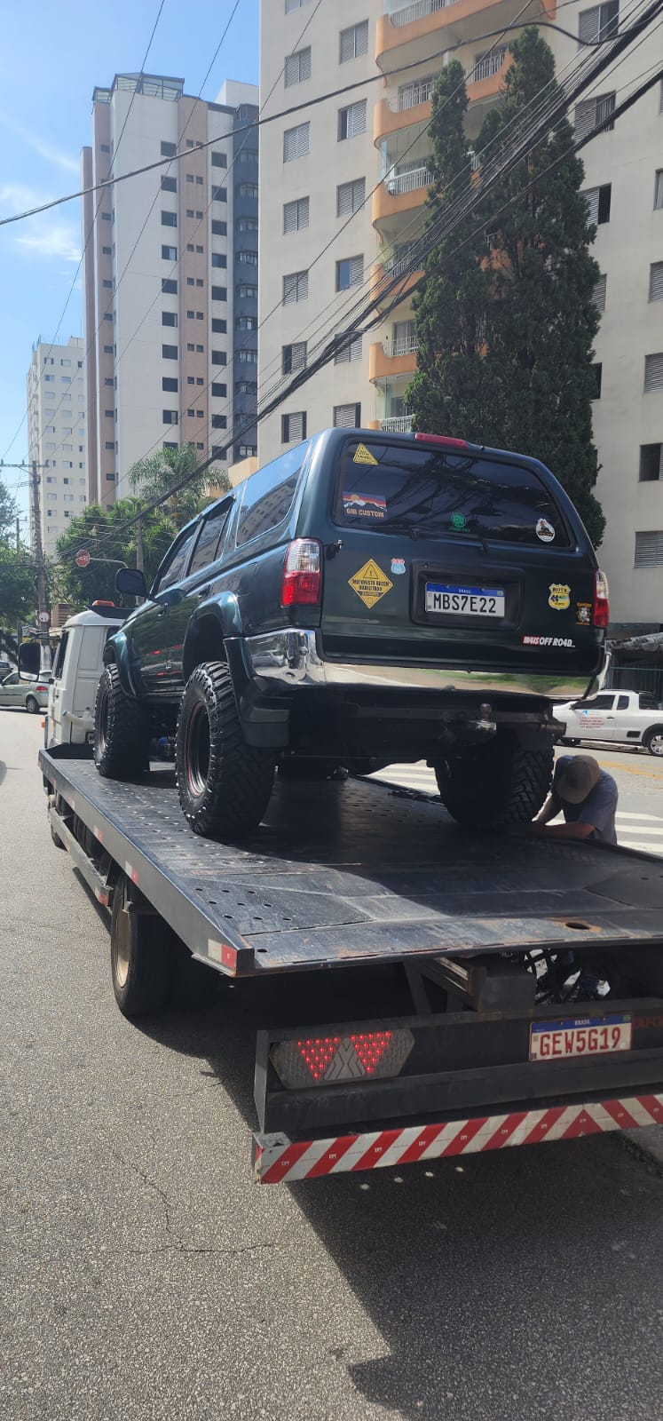 Toyota Hilux SW4 Hulk com o proprietário ao lado