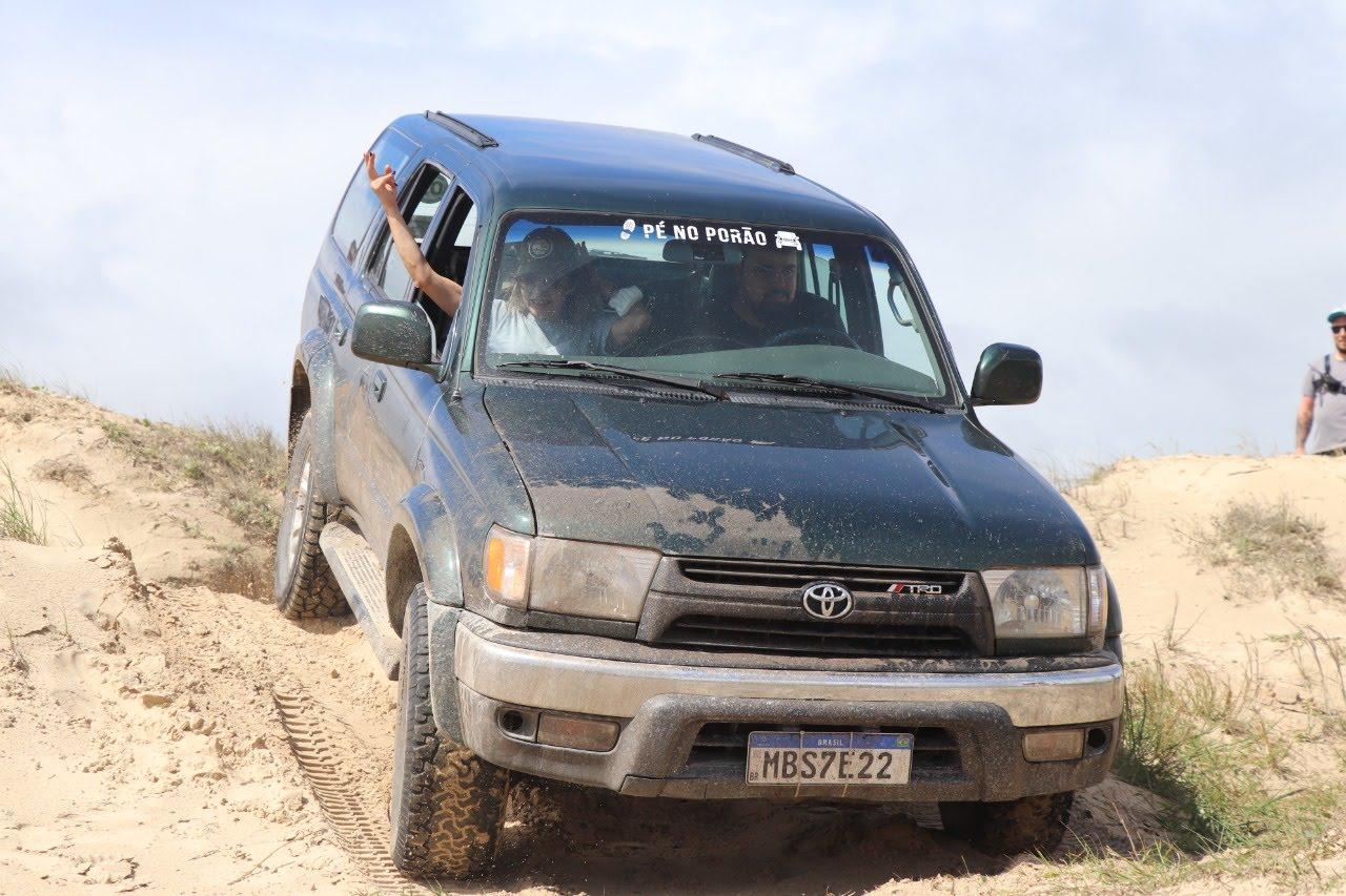 Toyota Hilux SW4 Hulk em trilha com outras viaturas ao fundo