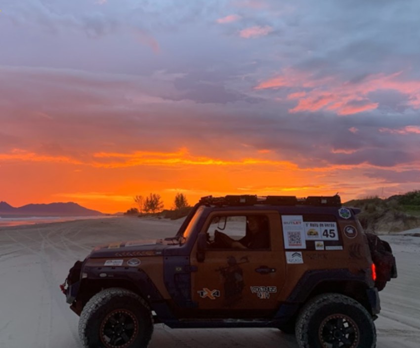 Troller TX4 na praia ao pôr do sol