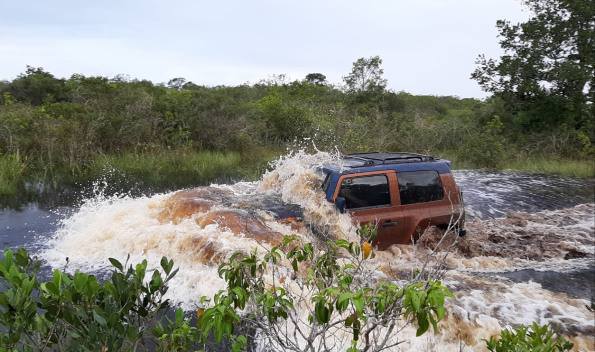 Casal ao lado do Troller TX4 em um momento especial da expedição