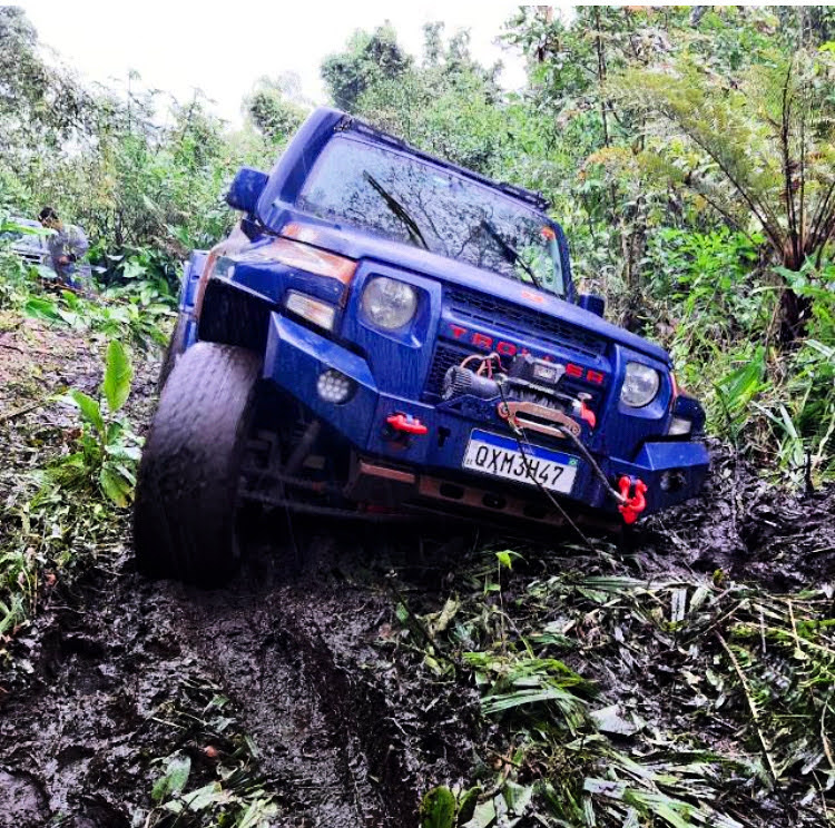 Troller TX4 articulando em trecho de lama