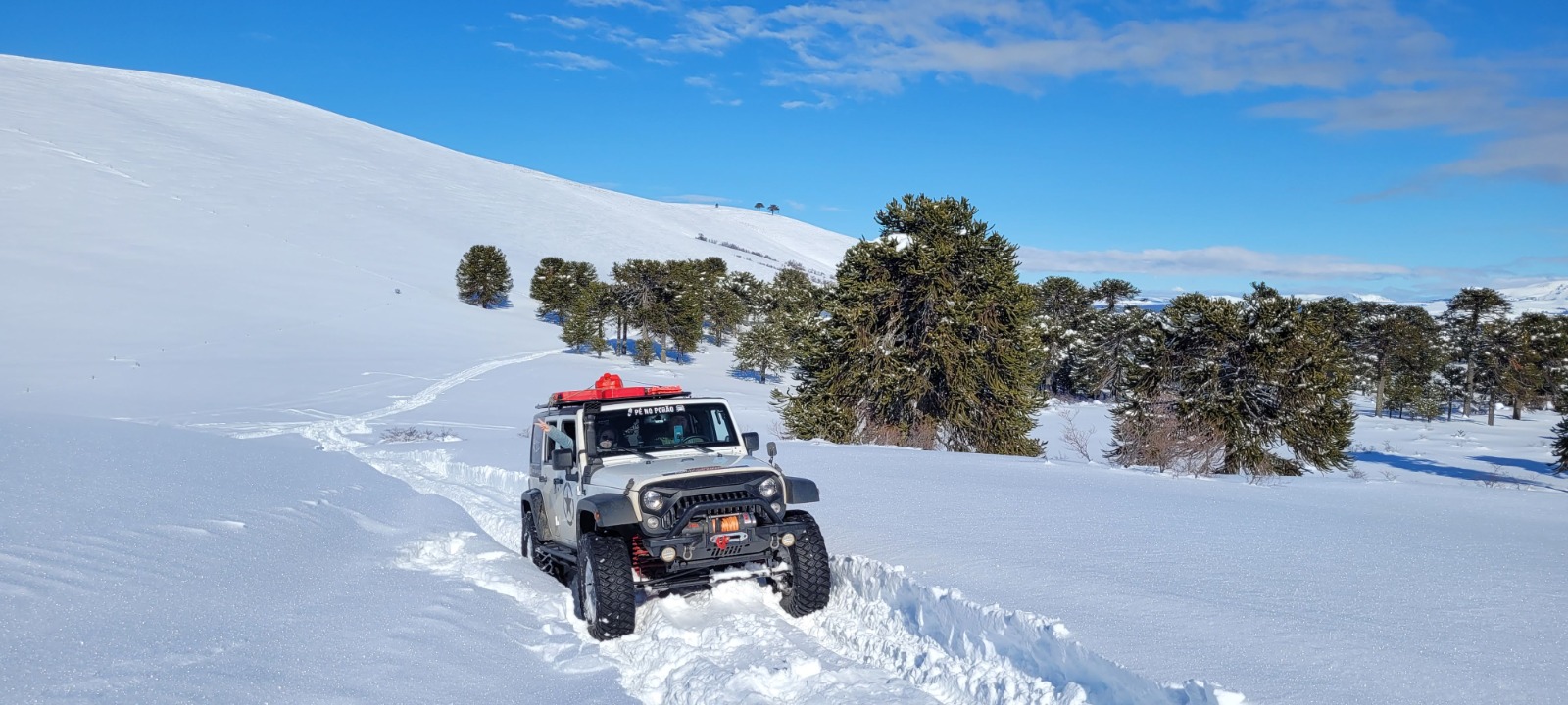 Jeep Wrangler na neve em travessia de inverno