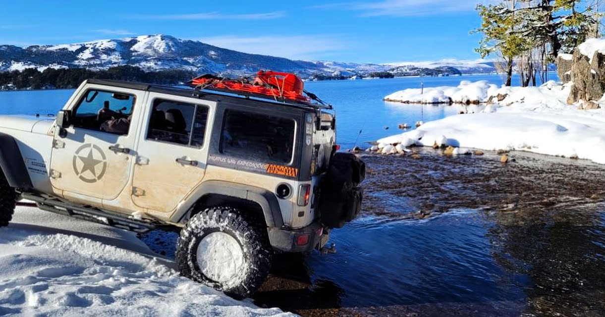 Jeep Wrangler abrindo trilha na neve