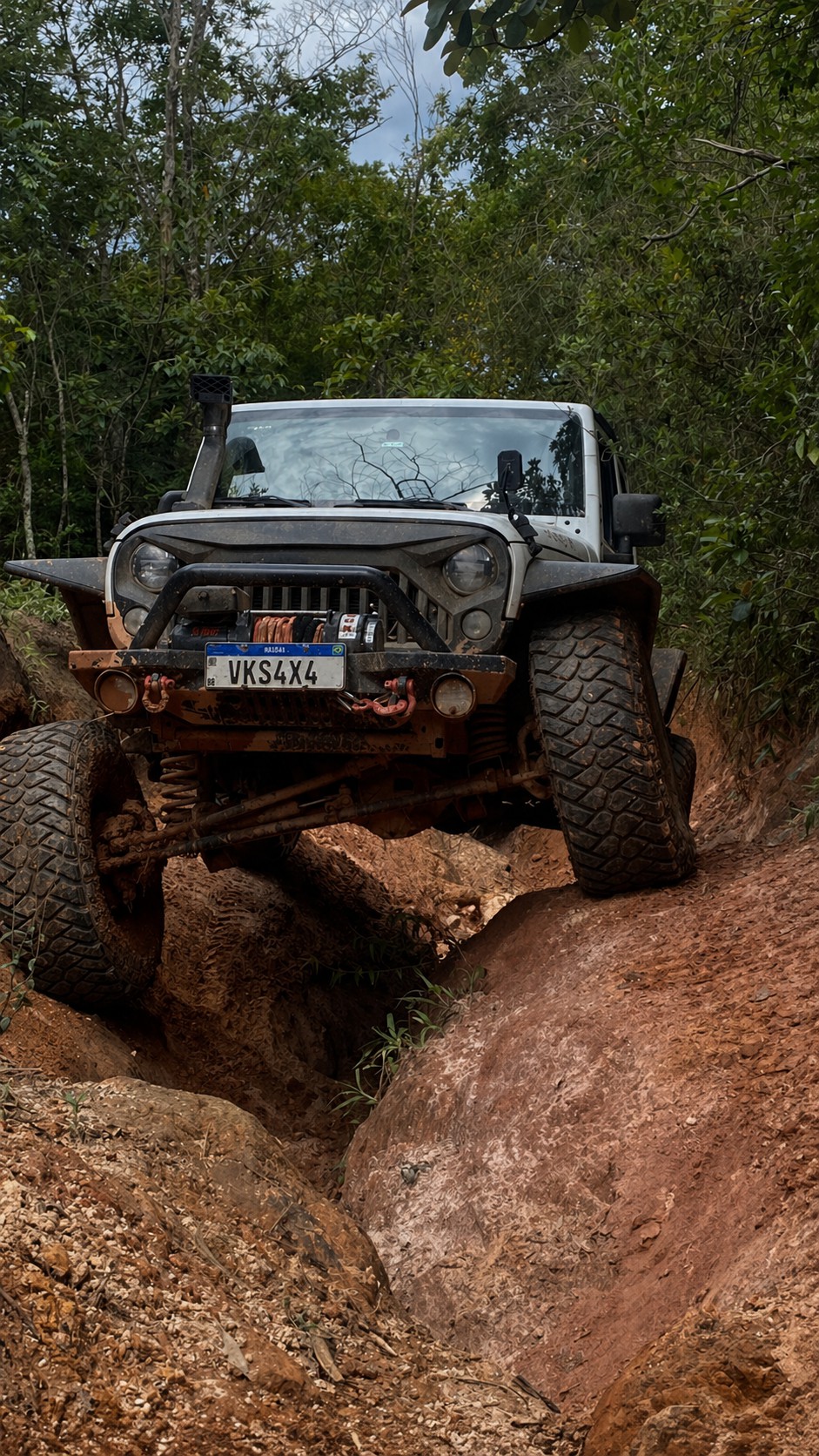 Jeep Wrangler em trecho técnico de pedra e erosão