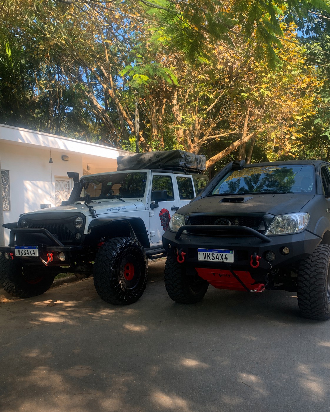 Jeep Wrangler ao lado da Hilux