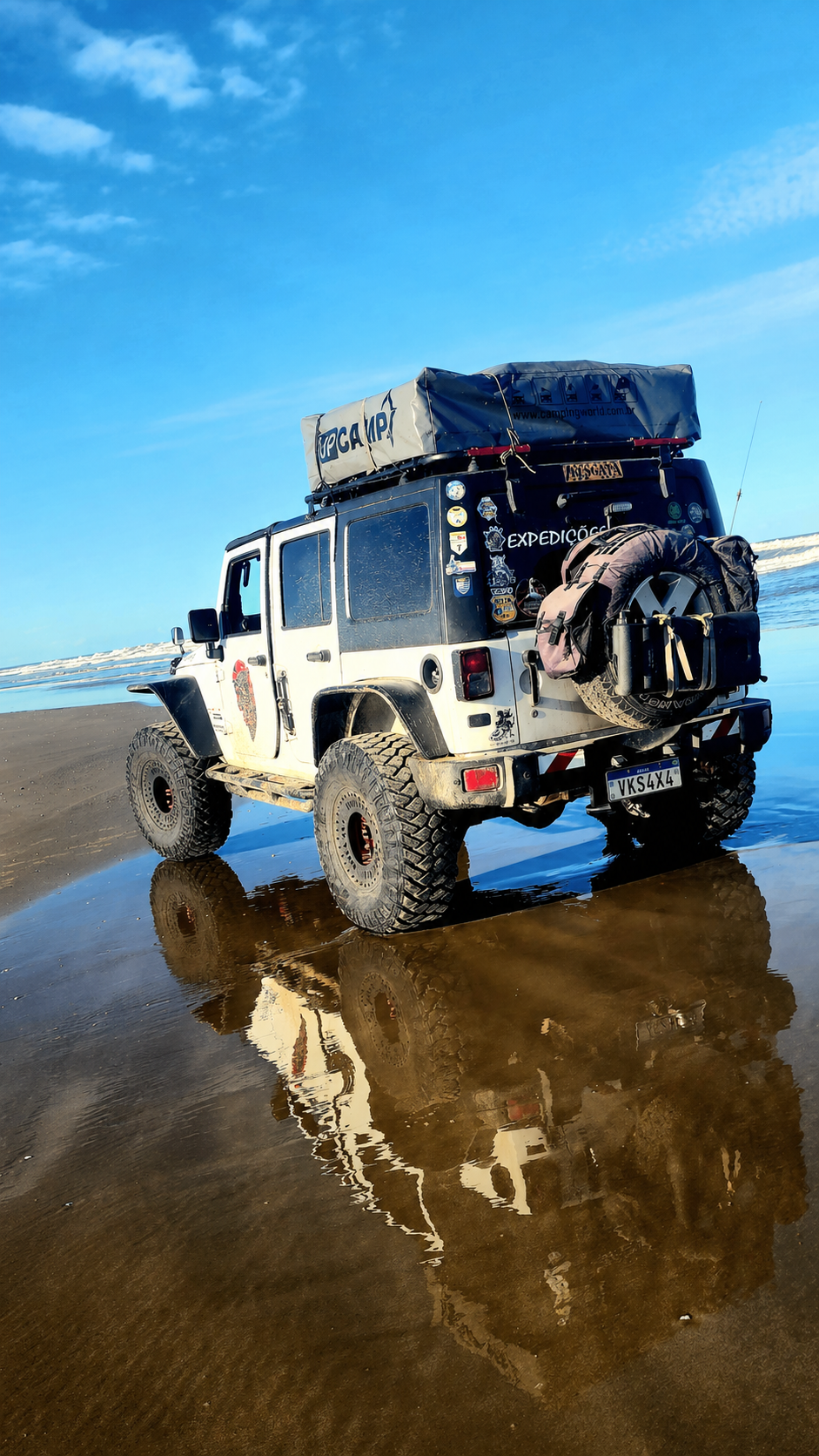 Jeep Wrangler ao lado da Hilux no comboio