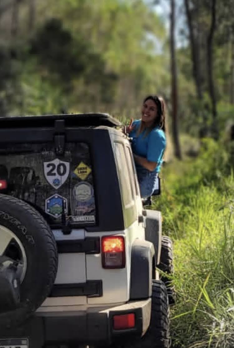 Jeep Wrangler visto pela traseira em trilha